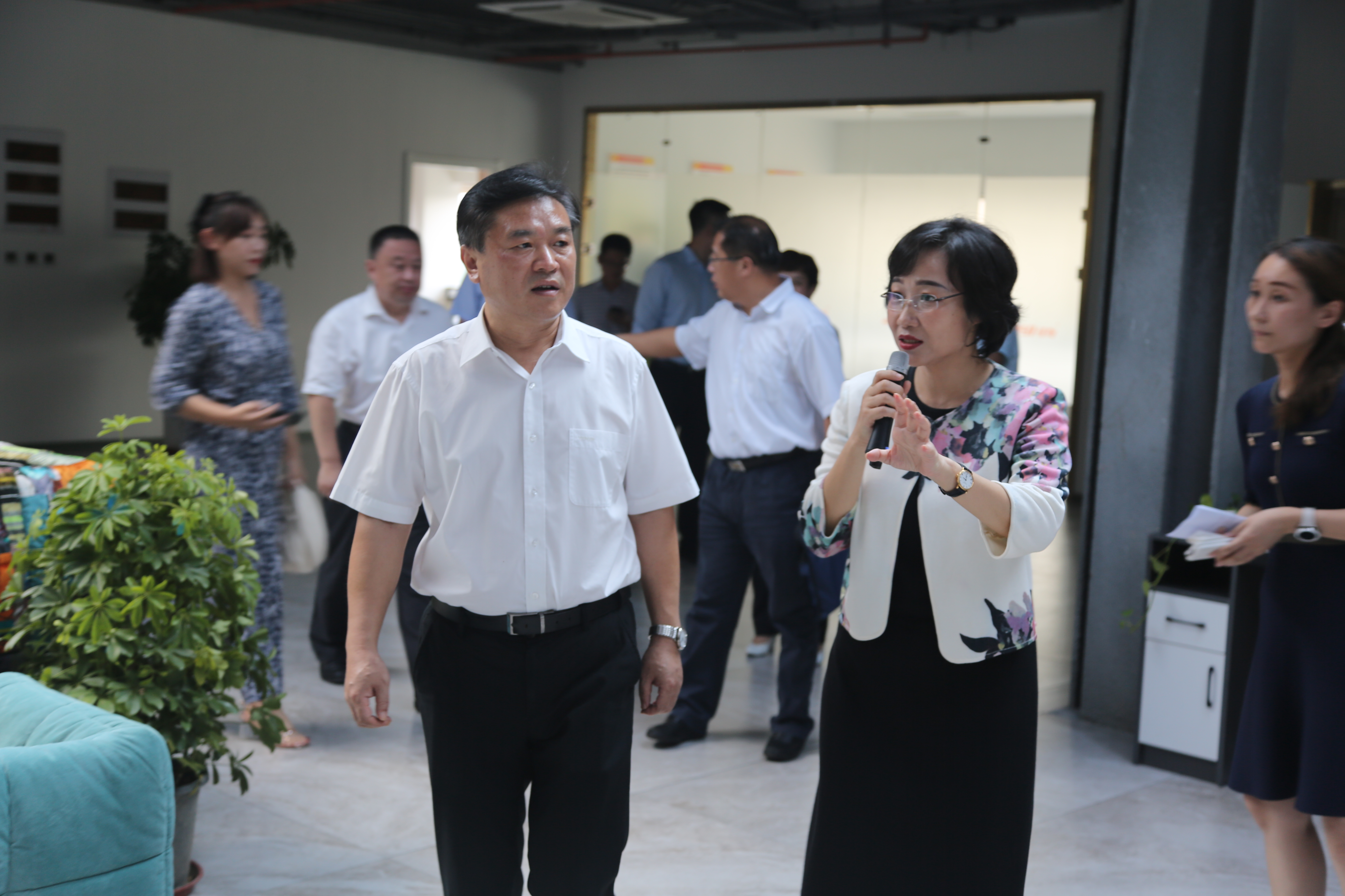 【佳怡快訊】中共濟(jì)南市委常委、政法委書(shū)記秦傳濱一行蒞臨佳怡調(diào)研指導(dǎo)工作